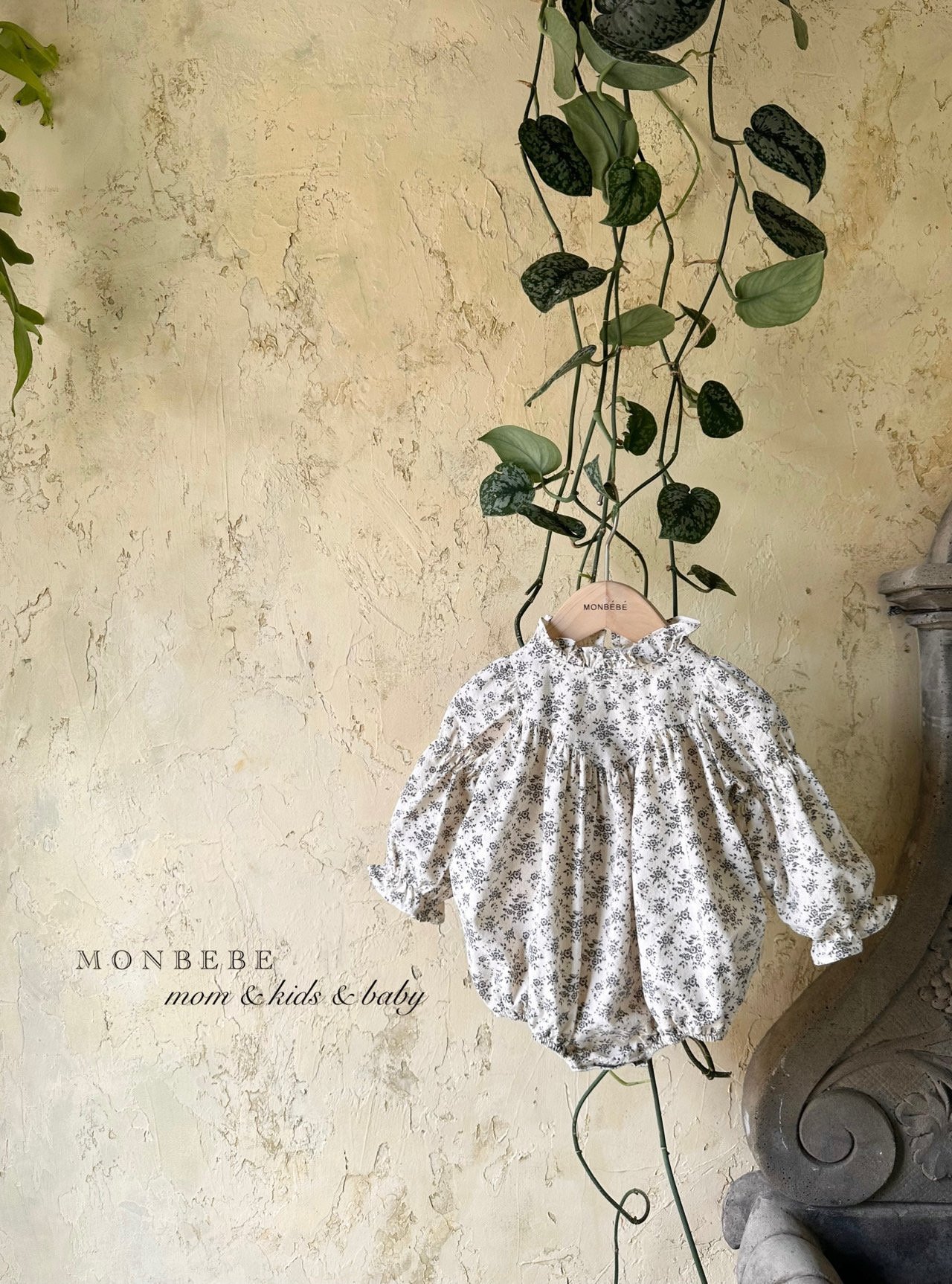 Kremowy rampers/ romper Mayo w stylu retro w kwiatowy print z certyfikowanej bawełny Monbebe ( od 3 do 12 miesięcy) - obrazek 2