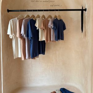 Bawełniany T-shirt od Monbebe- Camel beige