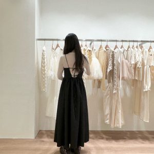 Sukienka Stella dla kobiet w kolorze czarnym ze strukturalnej tkaniny Monbebe/ black