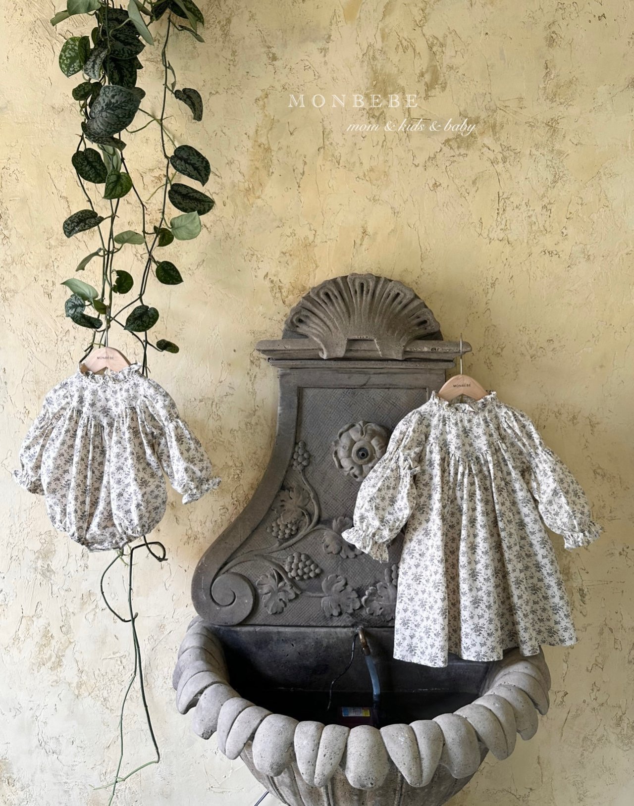 Kremowy rampers/ romper Mayo w stylu retro w kwiatowy print z certyfikowanej bawełny Monbebe ( od 3 do 12 miesięcy) - obrazek 3