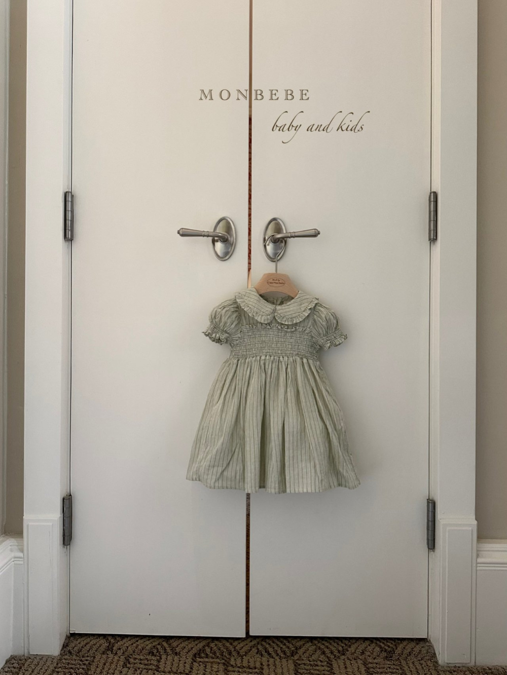 Pastelowa sukienka MILK dla dziewczynki 1-8 lat z kołnierzykiem Bebe marki Monbebe - obrazek 2