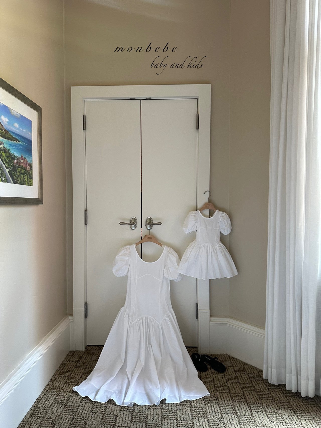 Rozkloszowana sukienka dziewczęca z odkrytymi plecami w kolorze białym ( 80-128 cm) – Sage/ Monbebe 100% bawełna - obrazek 5