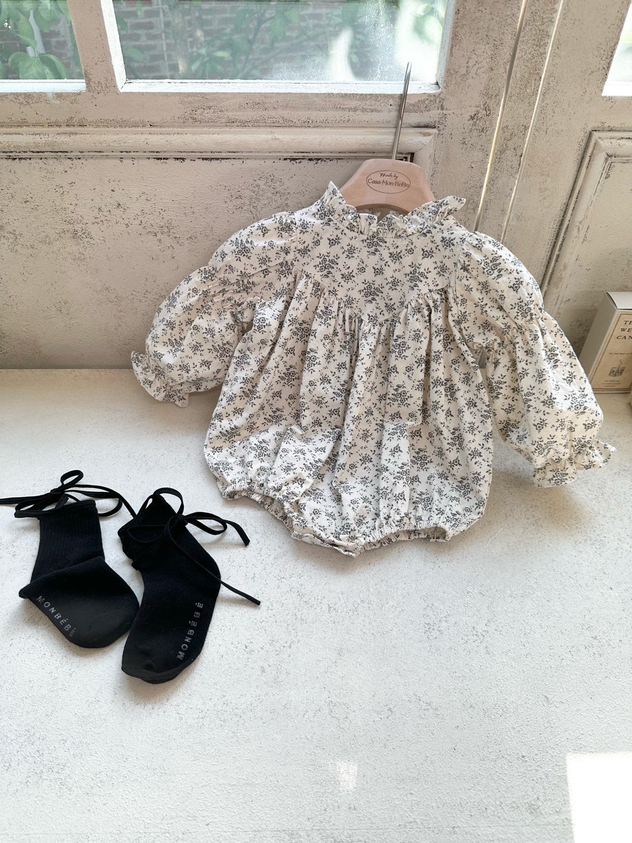 Kremowy rampers/ romper Mayo w stylu retro w kwiatowy print z certyfikowanej bawełny Monbebe ( od 3 do 12 miesięcy)