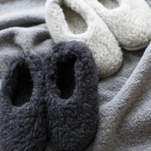 Wełniane, pełne kapcie( bambosze) dla dorosłych w kolorze szarym lub czarnym, roz. 35-45, 100% merynos