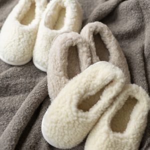 Wełniane, pełne kapcie( bambosze) dla dorosłych w kolorze kremowym i beżowym, roz. 35-42, 100% merynos