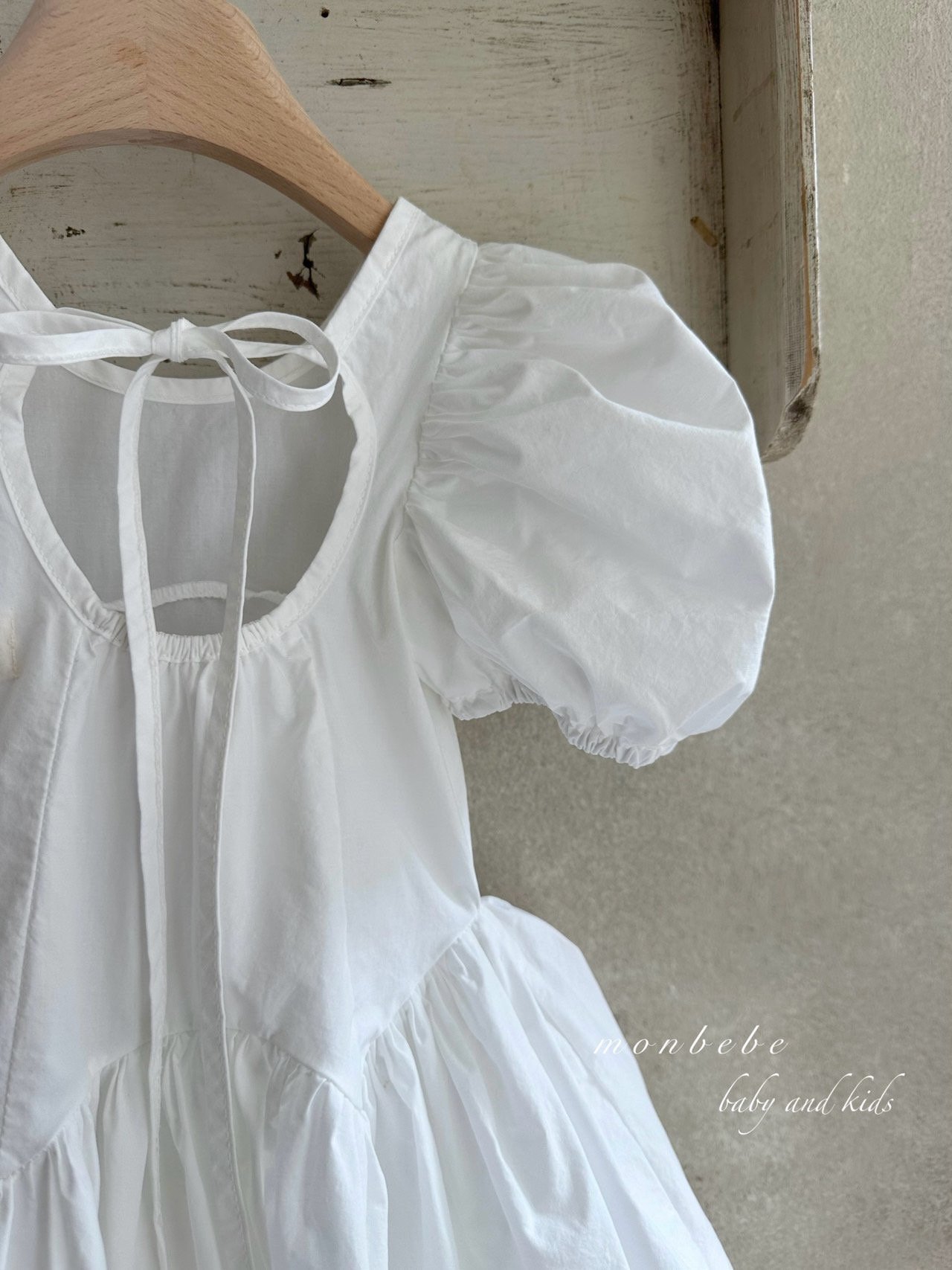 Rozkloszowana sukienka dziewczęca z odkrytymi plecami w kolorze białym ( 80-128 cm) – Sage/ Monbebe 100% bawełna - obrazek 2