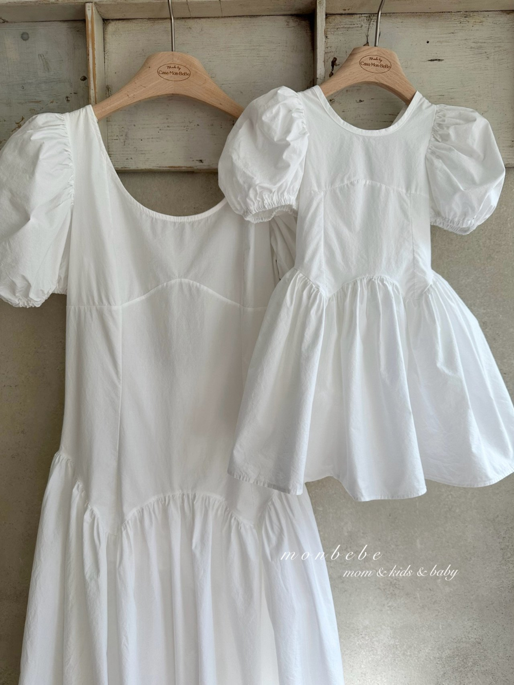Rozkloszowana sukienka dziewczęca z odkrytymi plecami w kolorze białym ( 80-128 cm) – Sage/ Monbebe 100% bawełna - obrazek 3