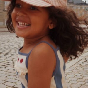 Czapka z daszkiem Ellie Peony stripe od Konges Slojd dla dziewczynki 1-8 lat z haftowaną wisieńką