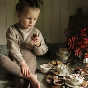 Beżowe legginsy dziecięce, unisex z szelkami w stylu retro - Cocoa Blend od marki Silly Silas