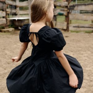 Czarna, rozkloszowana sukienka dla dziewczynki 1-8 lat z odkrytymi plecami – Sage/ Monbebe 100% bawełna