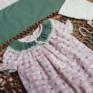 Haftowany rampers w kwiatki dla małej dziewczynki hiszpańskiej marki Birinit Petit-  Flor Rosa