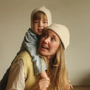 Kremowa, całoroczna czapka Fonzie Beanie 100% wełna merino marki Hvid dla dzieci i dorosłych, Cream