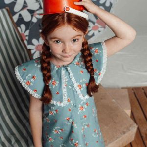 Niebieska sukienka dla dziewczynki z przepięknym kołnierzykiem Jackie