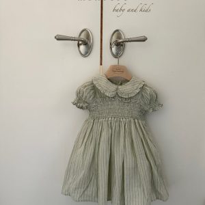 Pastelowa sukienka MILK dla dziewczynki 1-8 lat z kołnierzykiem Bebe marki Monbebe