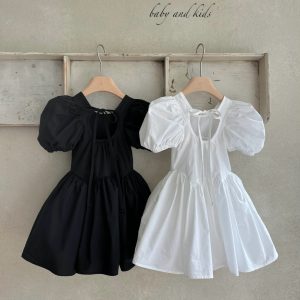 Rozkloszowana sukienka dziewczęca z odkrytymi plecami w kolorze białym ( 80-128 cm) – Sage/ Monbebe 100% bawełna