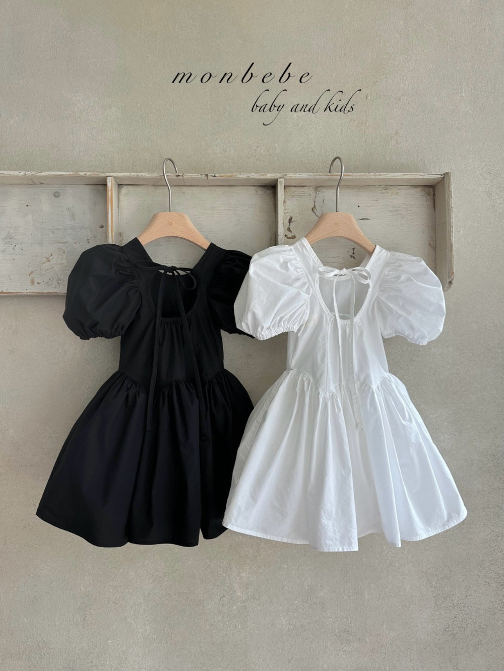 Rozkloszowana sukienka dziewczęca z odkrytymi plecami w kolorze białym ( 80-128 cm) – Sage/ Monbebe 100% bawełna