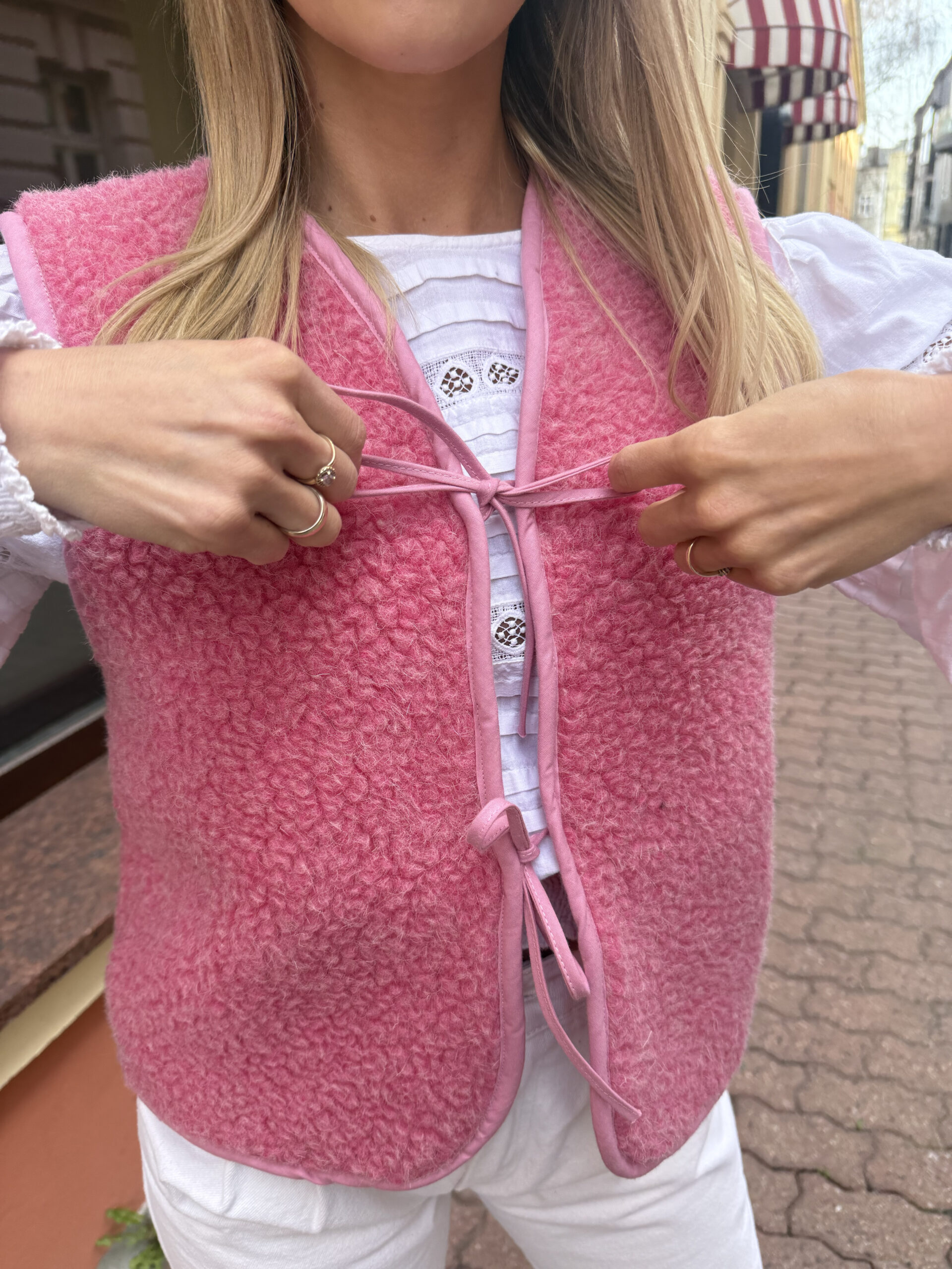 Wełniana kamizelka damska z wiązaniem "LILLY", 100% MERINO, w kolorze Candy / róż XS-XL - obrazek 3