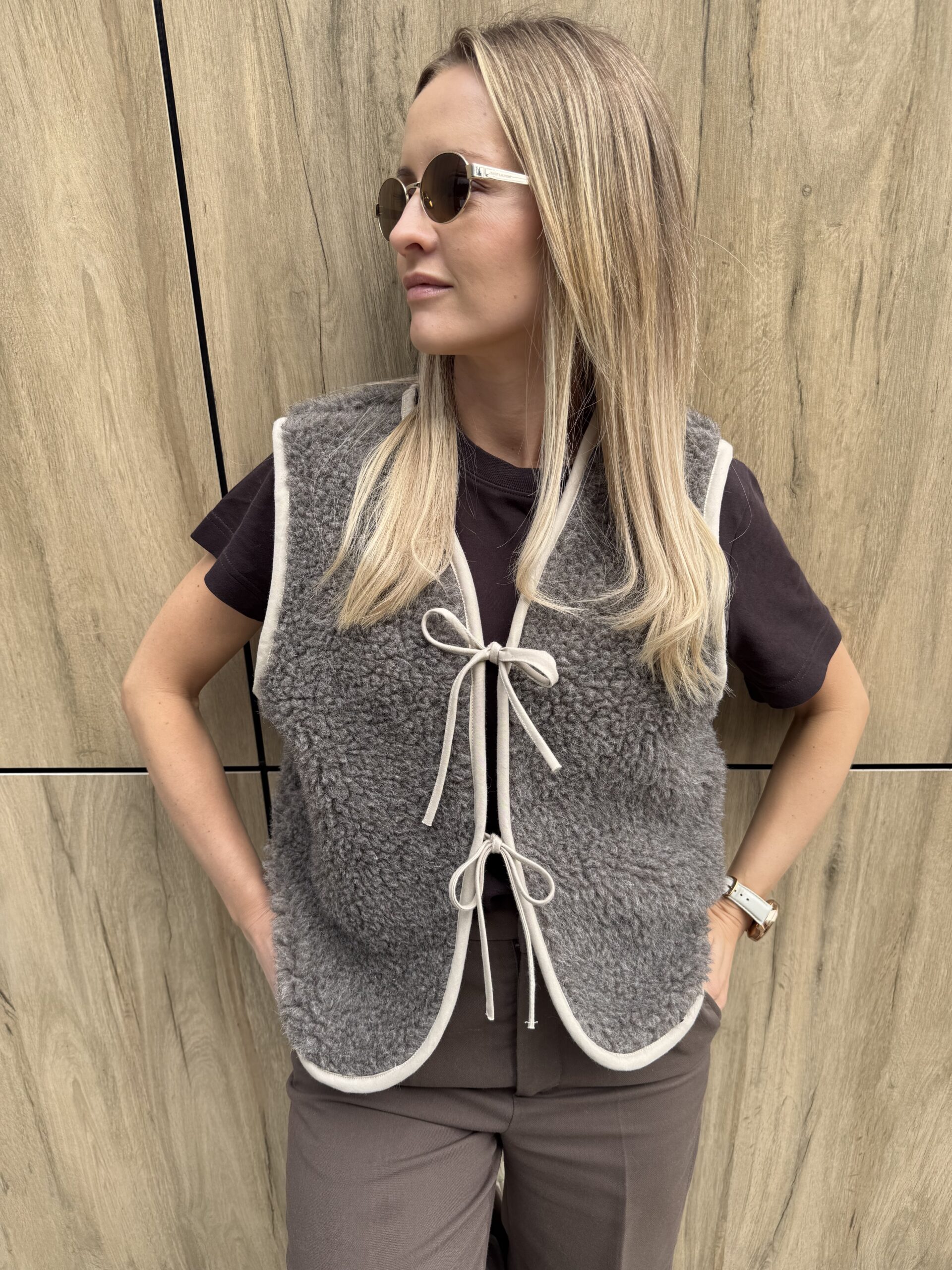 Wełniana kamizelka damska z wiązaniem „LILLY”, 100% MERINO, w kolorze Taupe XS-XL