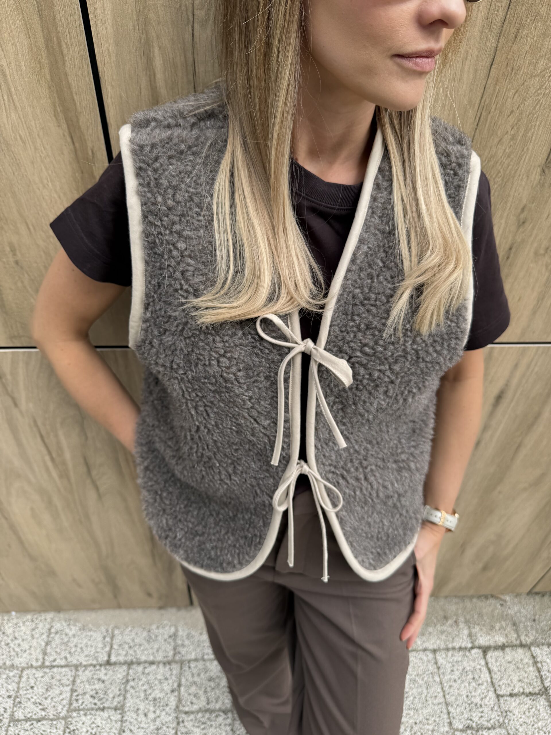 Wełniana kamizelka damska z wiązaniem „LILLY”, 100% MERINO, w kolorze Taupe XS-XL - obrazek 3
