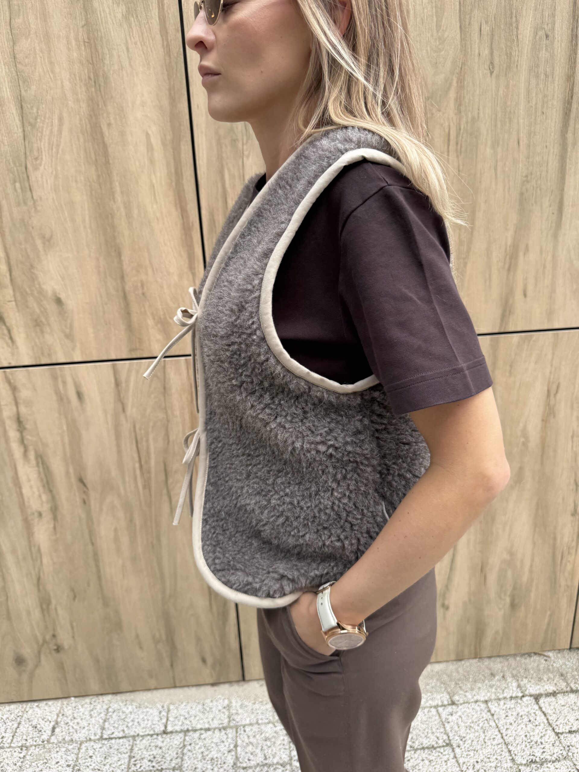 Wełniana kamizelka damska z wiązaniem „LILLY”, 100% MERINO, w kolorze Taupe XS-XL - obrazek 6