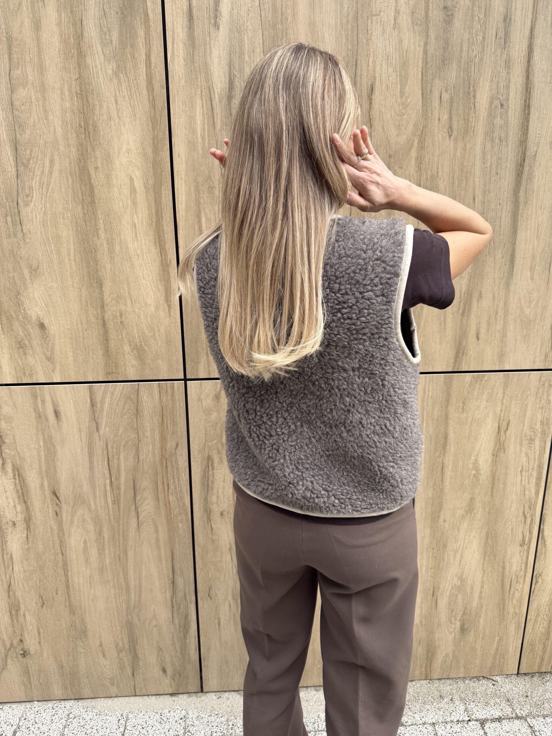 Wełniana kamizelka damska z wiązaniem „LILLY”, 100% MERINO, w kolorze Taupe XS-XL - obrazek 7