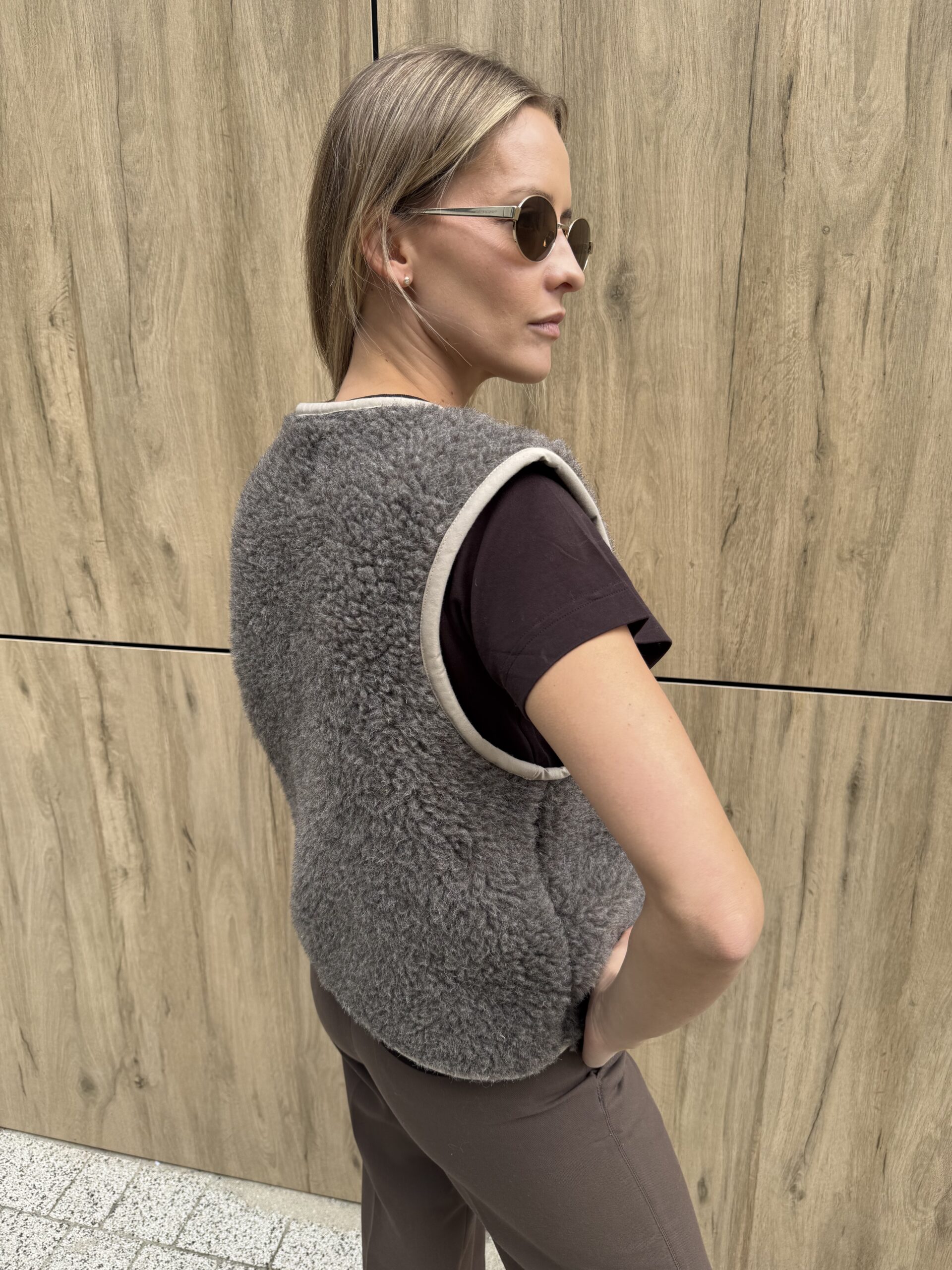 Wełniana kamizelka damska z wiązaniem „LILLY”, 100% MERINO, w kolorze Taupe XS-XL - obrazek 8