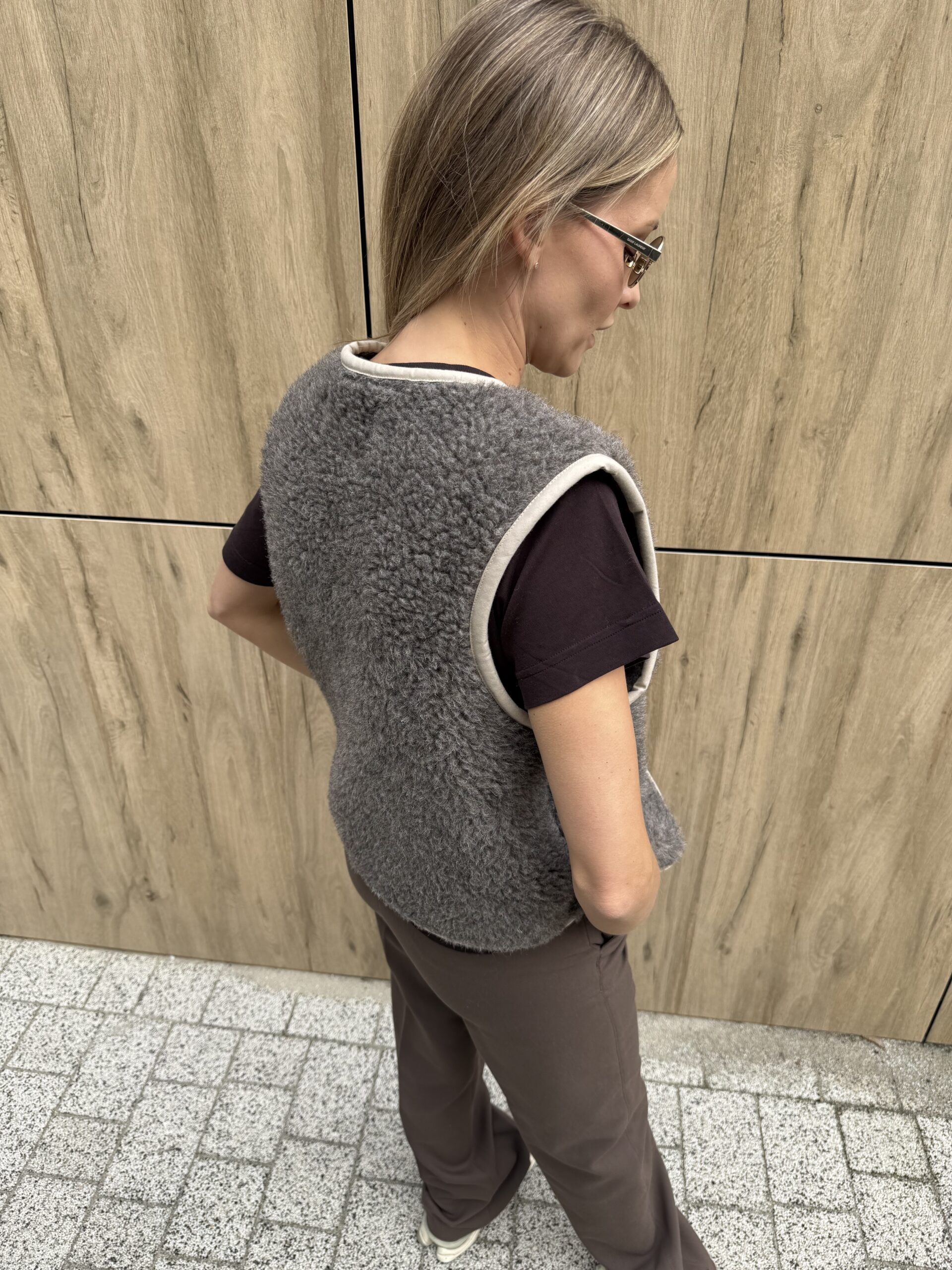 Wełniana kamizelka damska z wiązaniem „LILLY”, 100% MERINO, w kolorze Taupe XS-XL - obrazek 9